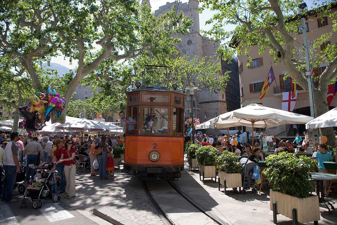 Historische Tramvia Straßenbahn fährt durch die Soller Plaza, Soller, Mallorca, Balearen, Spanien, Europa