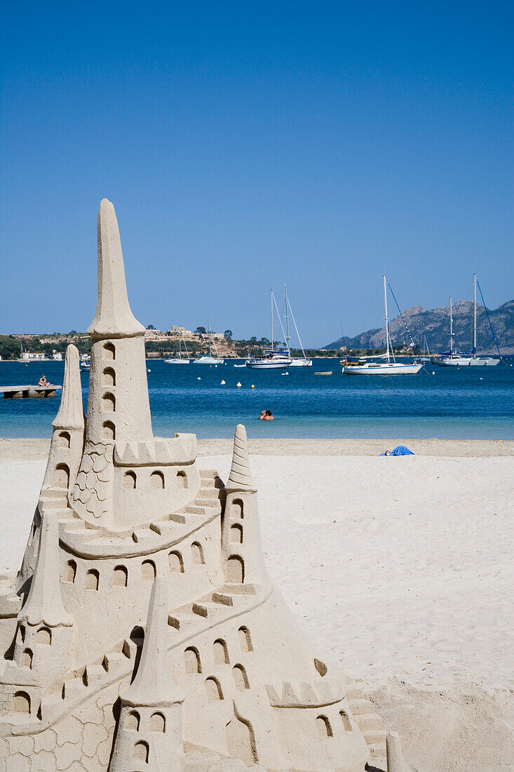 Sandburg Skulptur am Strand von Port de Pollenca, Mallorca, Balearen, Spanien, Europa