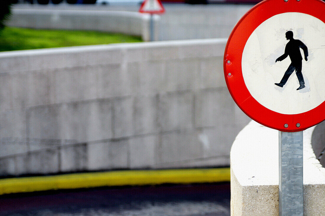 Cities, City, Close up, Close-up, Closeup, Color, Colour, Concept, Concepts, Daytime, Entrance, Entrances, Entries, Entry, Exterior, Forbidden, Horizontal, Outdoor, Outdoors, Outside, Parking, Passer-by, Passers-by, Pedestrian, Pedestrians, Prohibited, Pr