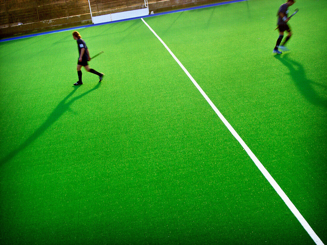 Abstand, Außen, Erwachsene, Erwachsener, Farbe, Feld, Felder, Freizeit, Grün, Hälfte, Hälften, Hockey, Horizontal, Linie, Match, Mensch, Menschen, Rasenhockey, Rivale, Rivalen, Spiel, Spiele, Spieler, Sport, Trennung, Von darauf, Zwei, Zwei Personen, L55-