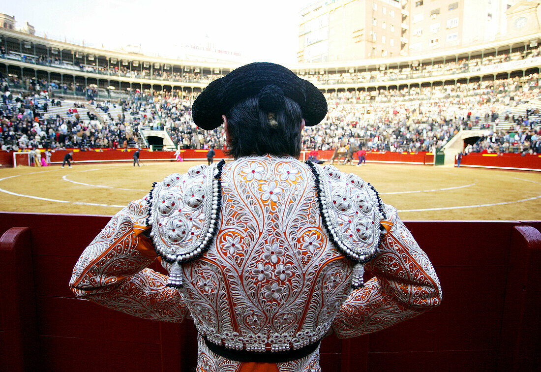 Adult, Adults, Back view, Bull-ring, Bull-rings, Bullfight, Bullfighter, Bullfighter costume, Bullfighter costumes, Bullfighters, Bullfighting, Bullfights, Bullring, Bullrings, Color, Colour, Contemporary, Daytime, Exterior, Folk, Folklore, Human, Male, M