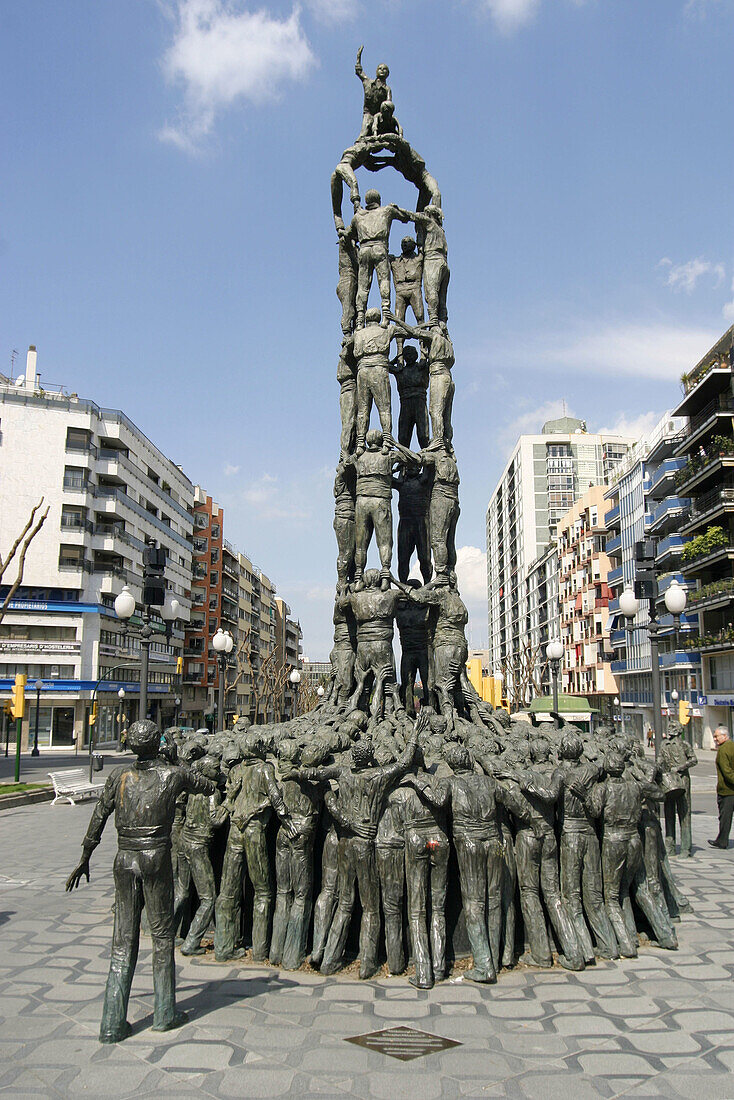 Quatre de Vuit life-size sculpture (1999) by Francesc Anglès at Rambla Nova. Tarragona. Spain