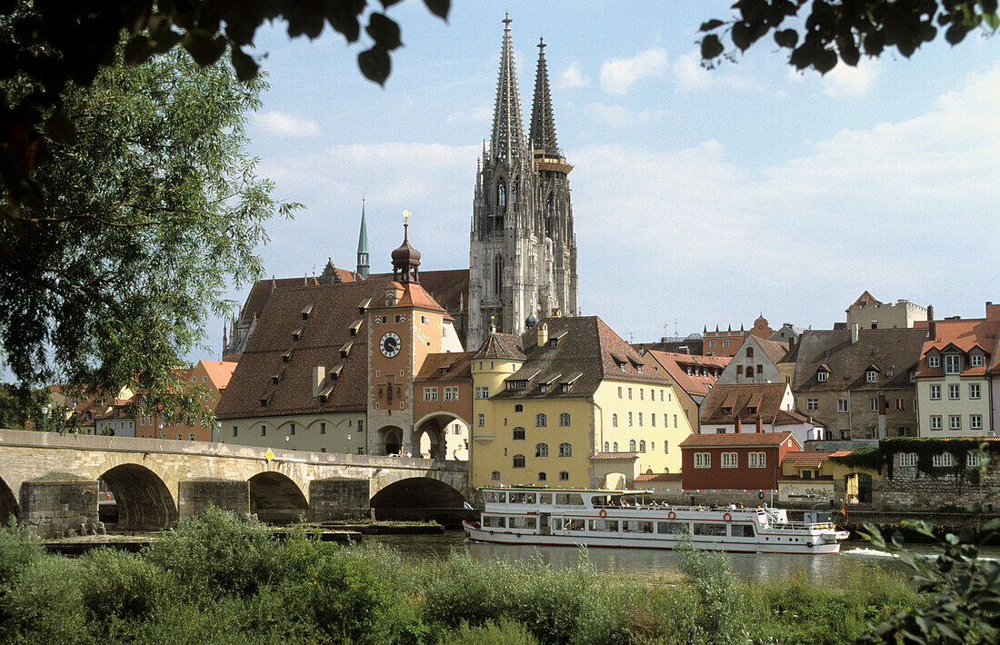 Regensburg cathedral and stone bridge, Regensburg, Upper Palatinate, Bavaria, Germany