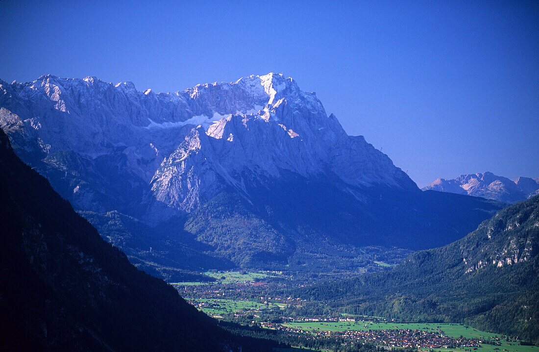 Die Zugspitze, Deutschlands höchster Berg, überragt das Loisachtal, Bayern, Deutschland