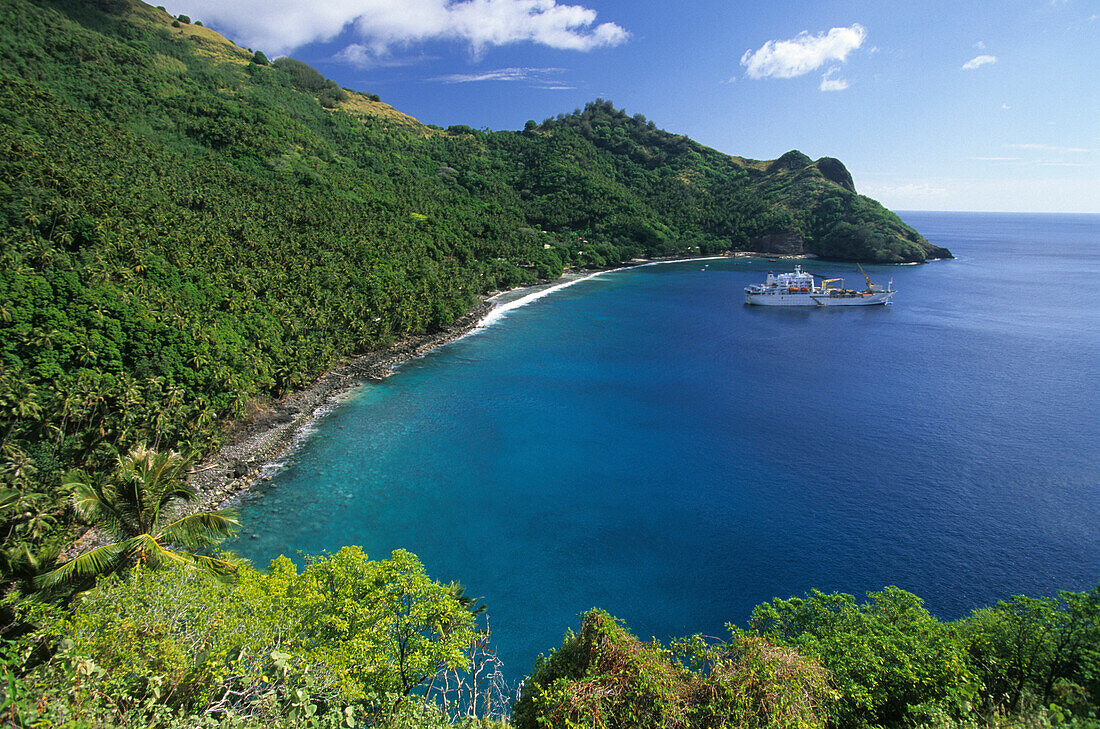 Der Frachter Aranui III ankert in der Bucht von Hapatoni vor der Insel Tahuata, Französisch Polynesien