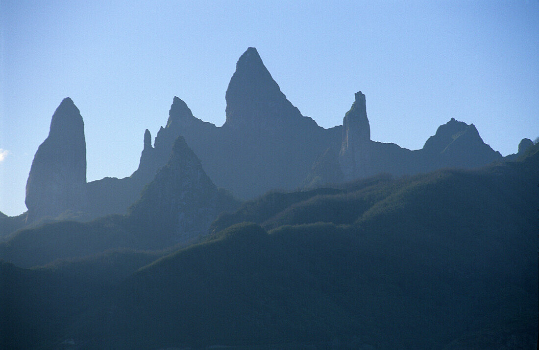 Sonnenaufgang auf der Insel Ua Pou mit ihren markanten Felszinnen, Französisch Polynesien