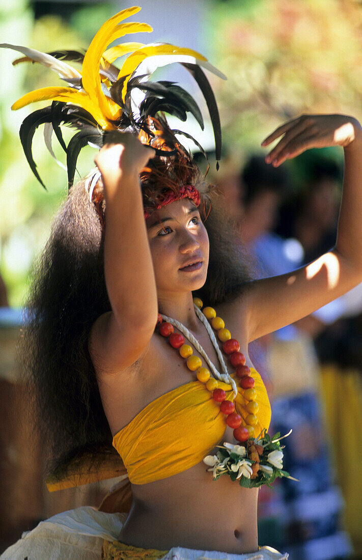 Junge Frau tanzt Begrüssungstanz in Hakahau auf der Insel Ua Pou, Französisch Polynesien