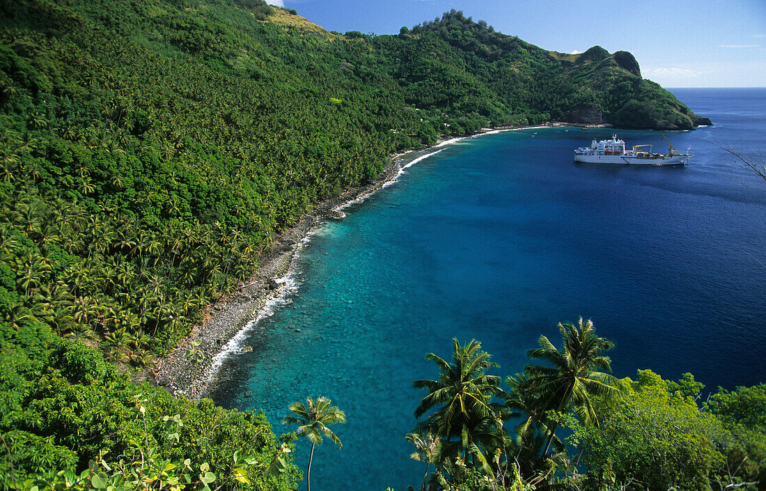 Der Frachter Aranui III ankert in der Bay of Hapatoni vor der Insel Tahuata, Französisch Polynesien