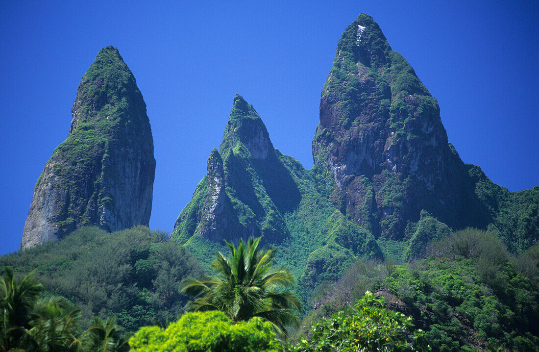 Die Insel Ua Pou mit ihren markanten Felszinnen, Französisch Polynesien