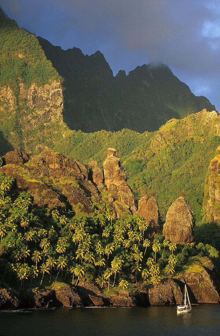 Die Steilküste in der Bucht von Hanavave auf der Insel Fatu Iva, Französisch Polynesien