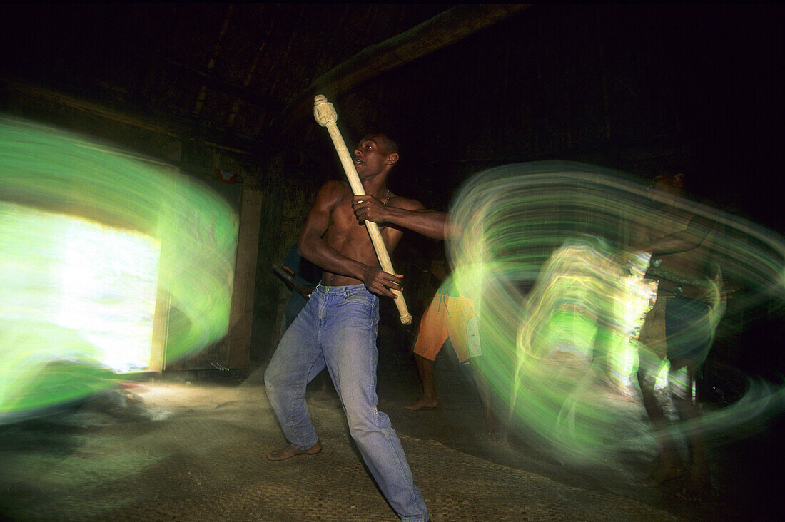 Ein junger Mann führt einen traditionellen Tanz im Dorf Nasukamai auf der Insel Viti Levu auf, Fidschiinseln