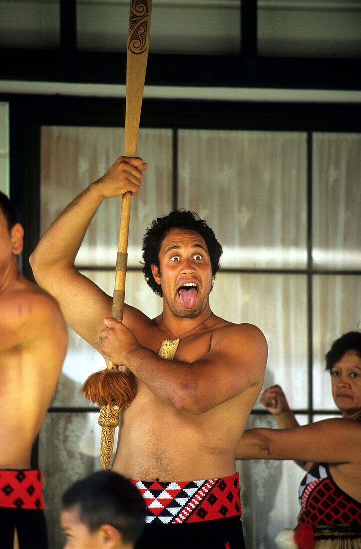 Menschen tanzen traditionellen Maoritanz, Nordinsel, Neuseeland