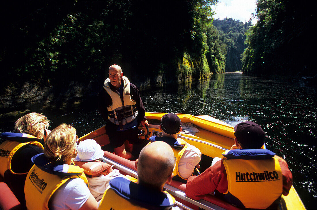 Menschen sitzen in einem Motorboot, Wanganui Fluss, Nordinsel, Neuseeland