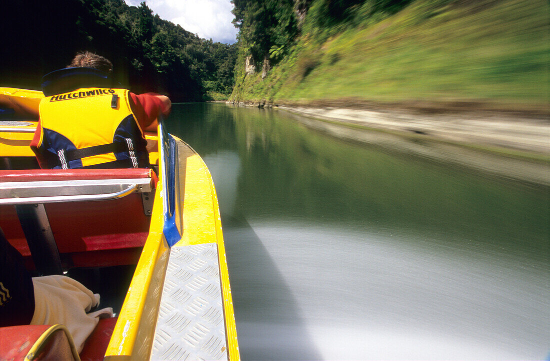 Menschen fahren mit dem Motorboot auf dem Wanganui Fluss, Nordinsel, Neuseeland