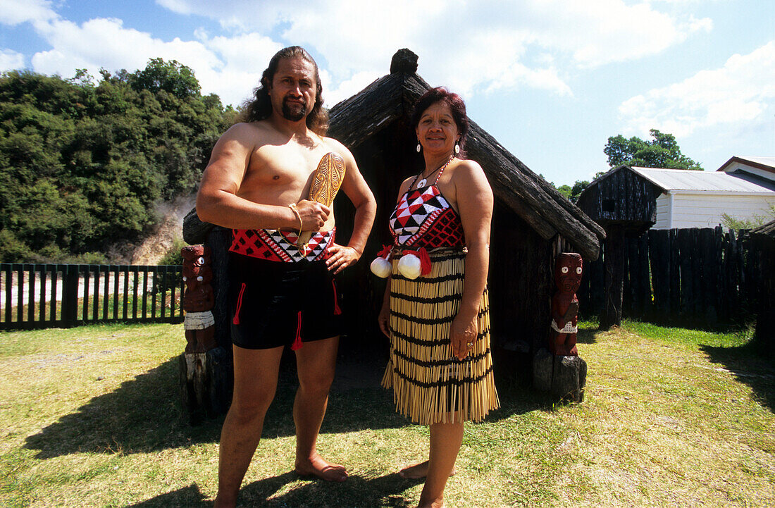 Traditionell gekleidetes Maori Paar in einem Maori Dorf auf der Nordinsel, Neuseeland