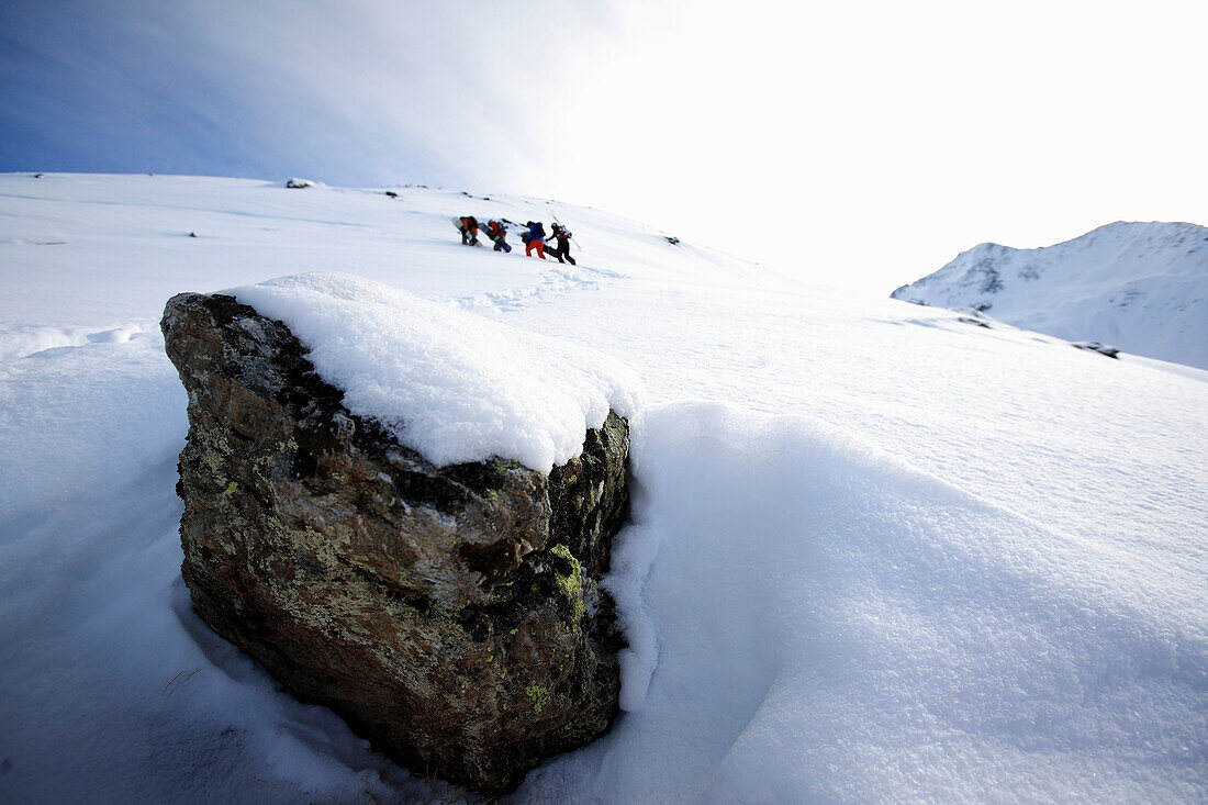 Eine Gruppe Menschen geht durch den Schnee, Skigebiet Paznaun, Tirol, Österreich