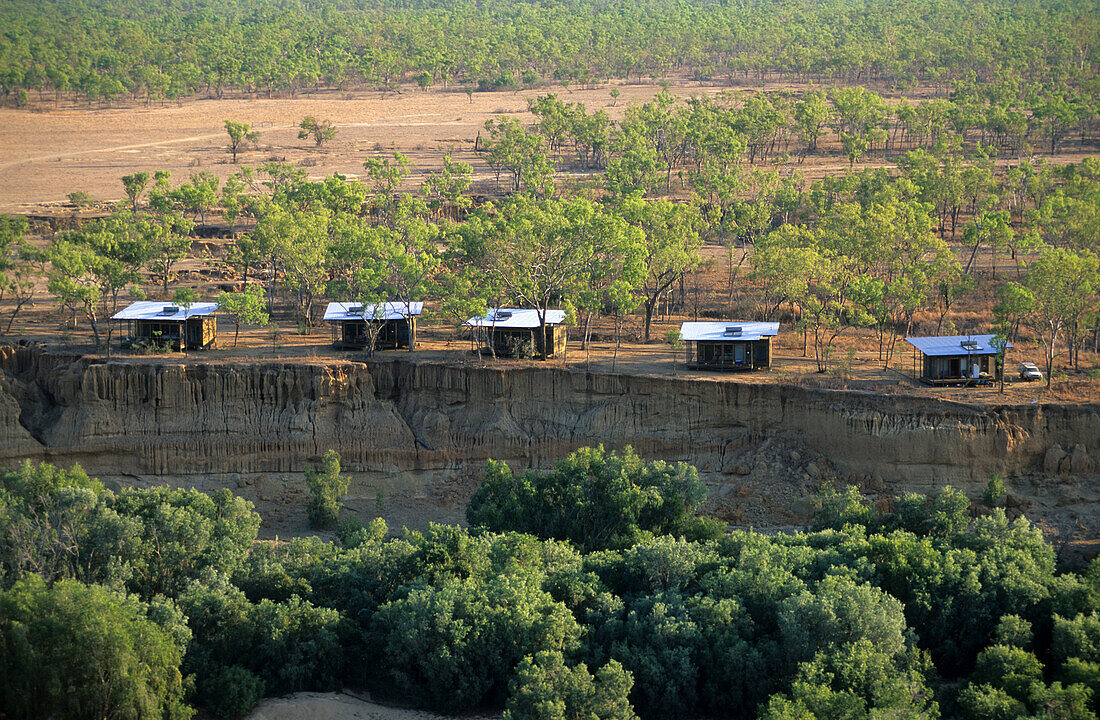 Luftaufnahme der Gästebungalows der Wrotham Park Lodge, Queensland, Australien