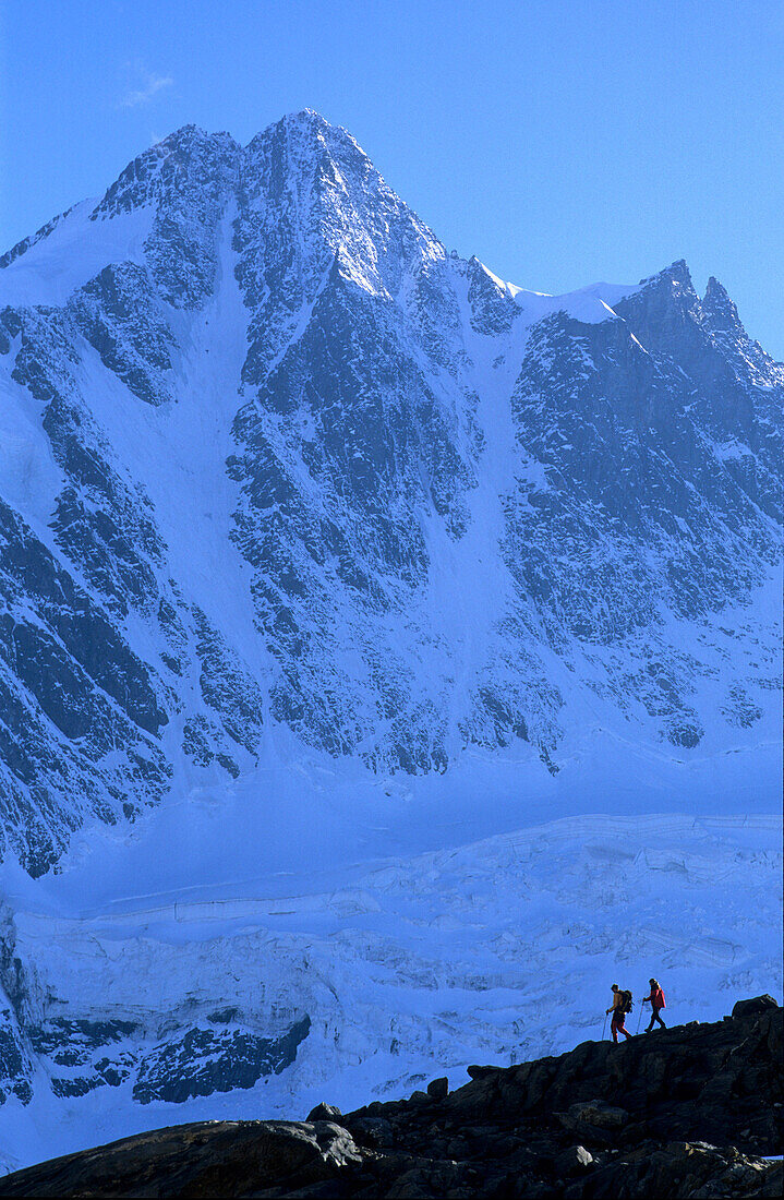Two hikers, Pallavicinirinne at Grossglockner in background, Hohe Tauern National Park, Austria