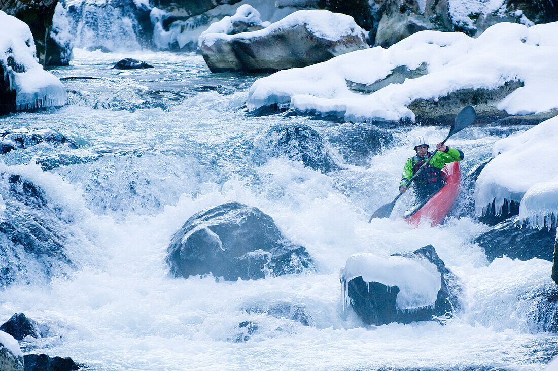 Kajakfahrer am Strumboding Wasserfall im Winter, Oberösterreich, Österreich