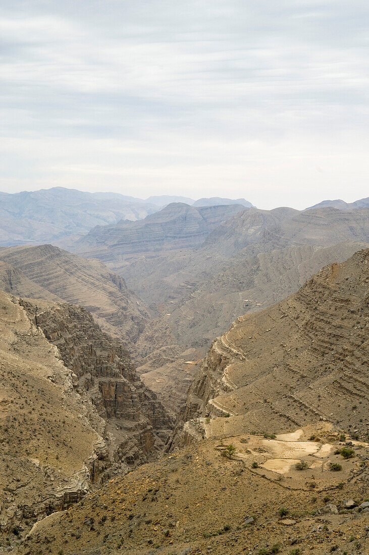Wilde Berglandschaft mit Blick in die Schlucht, Sayh Plateau, Hajjar Gebirge, Kashab, Khasab, Musandam, Oman