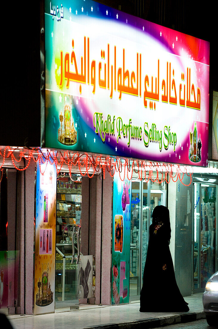 Eine arabische Frau mit Schleier beim Einkaufen, Parfümerie, Rash al Khaimah, Vereinigte Arabische Emirate