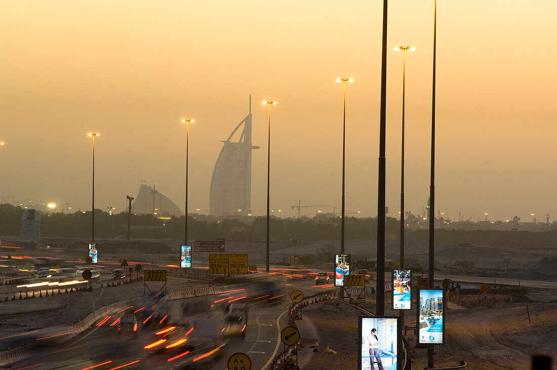 Dubai Skyline im Abendlicht, Burj al Arab im Hintergrund, Verkehrschaos, Verkehr, Dubai, Vereinigte Arabische Emirate