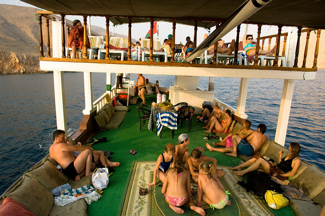 Boot mit Touristen, Kinder spielen, Dhau, Haijar Gebirge, Musandam, Oman