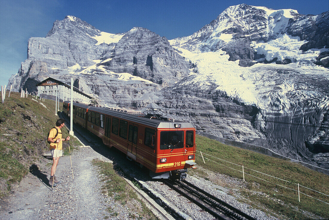 Jungfraubahn mit Eiger und Mönche über Grindelwald, Berner Oberland, Schweiz