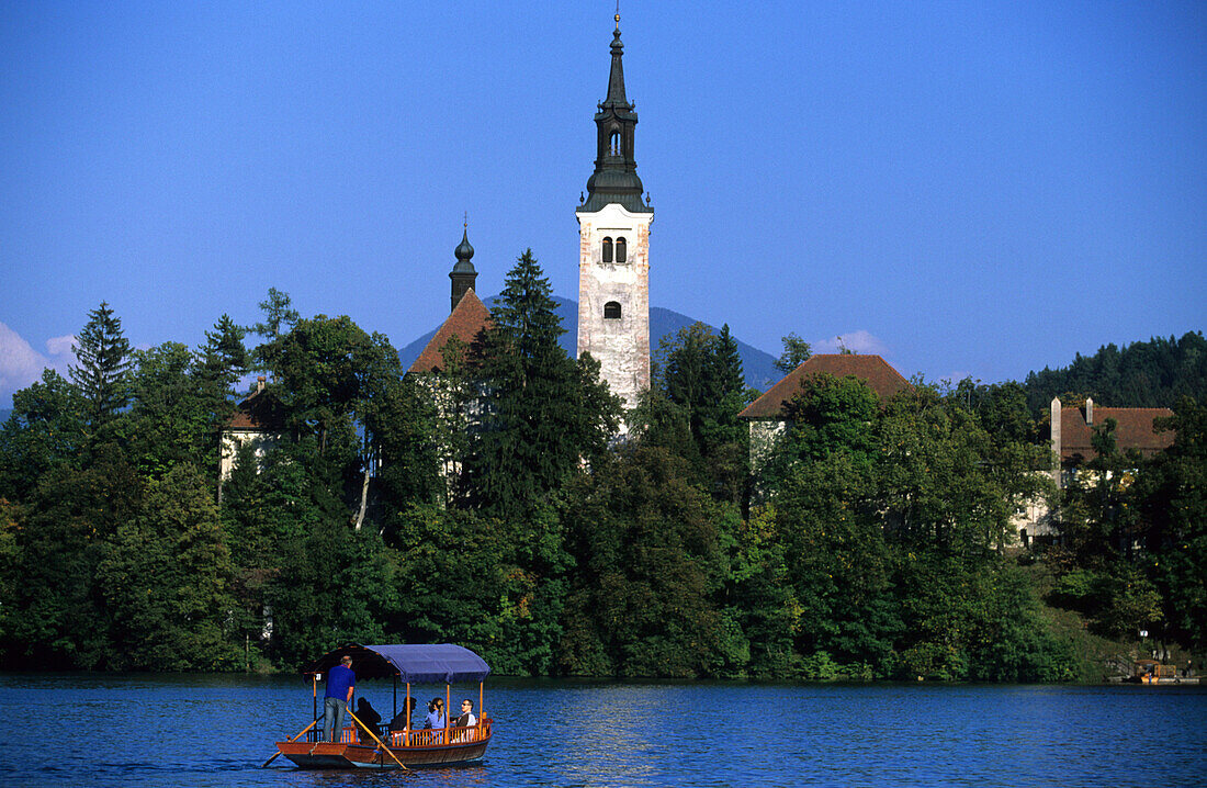 Die Wallfahrtskirche St. Maria im See auf einer Insel im Bleder See, Slowenien