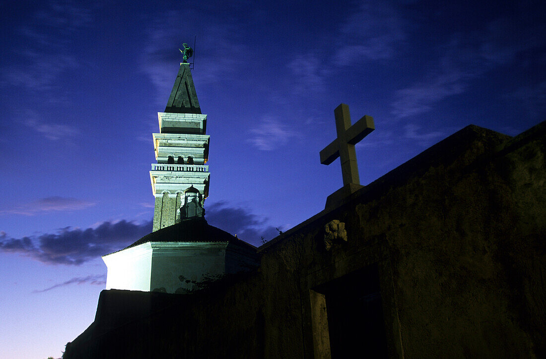 Die Küstenstadt Piran mit der Pfarrkirche des St. Georg, Slowenien