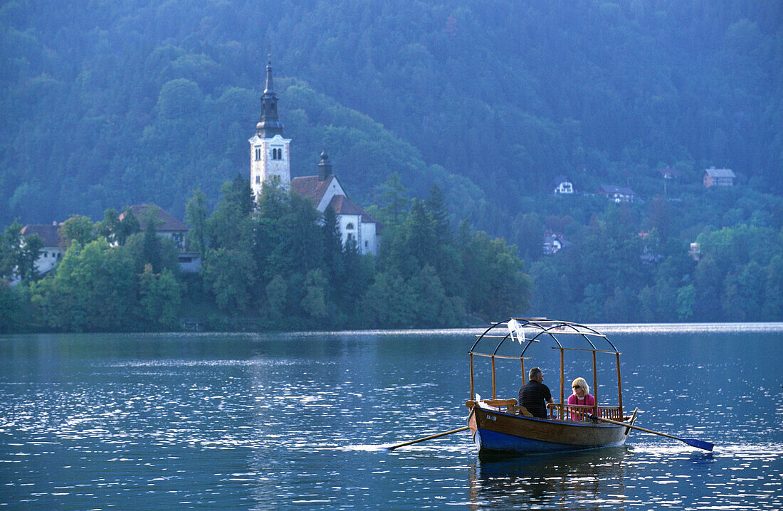 Die Wallfahrtskirche St. Maria im See auf einer Insel im Bleder See, Slowenien