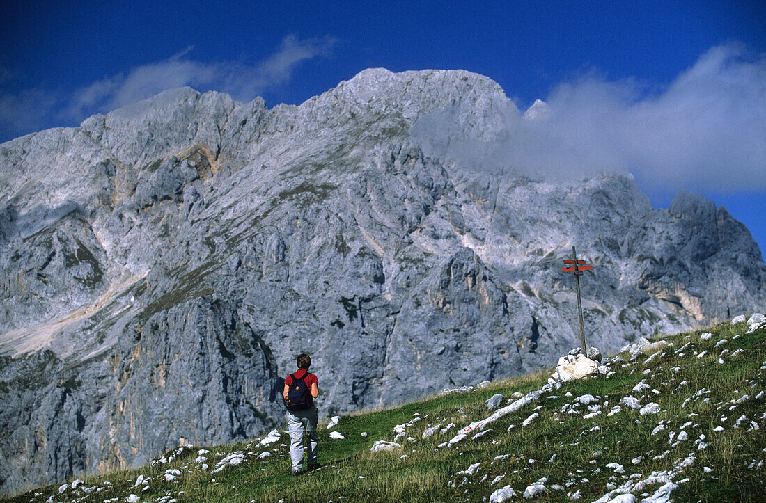 Eine Person beim Wandern in Triglav Nationalpark, Slowenien