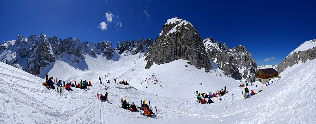 Skitourengeher rasten an der Fritz-Pflaum-Hütte, Griesner Kar, Wilder Kaiser, Kaisergebirge, Tirol, Österreich