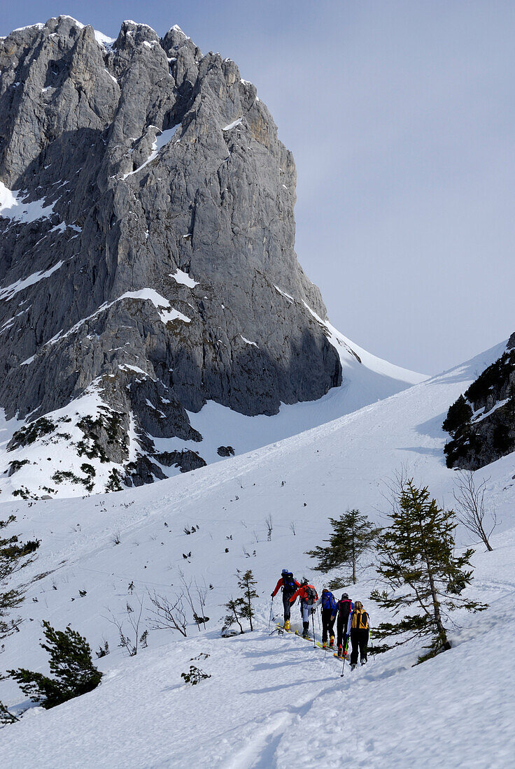 Skitourengeher im Aufstieg zum Ellmauer Tor, Kübelkar, Wilder Kaiser, Kaisergebirge, Tirol, Österreich