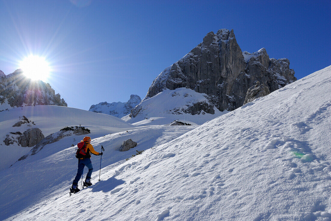 Skitourgeherin beim Aufstieg im Griesner Kar, Wilder Kaiser, Kaisergebirge, Tirol, Österreich