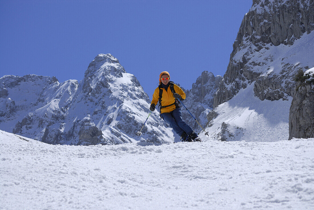 Woman downhill skiing, Griesner Kar, Wilder Kaiser, Kaiser range, Tyrol, Austria