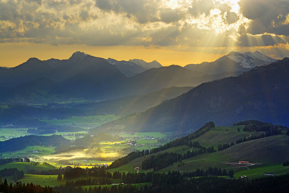 Landschaft mit Chiemgauer Alpen bei Kössen, Tirol, Österreich