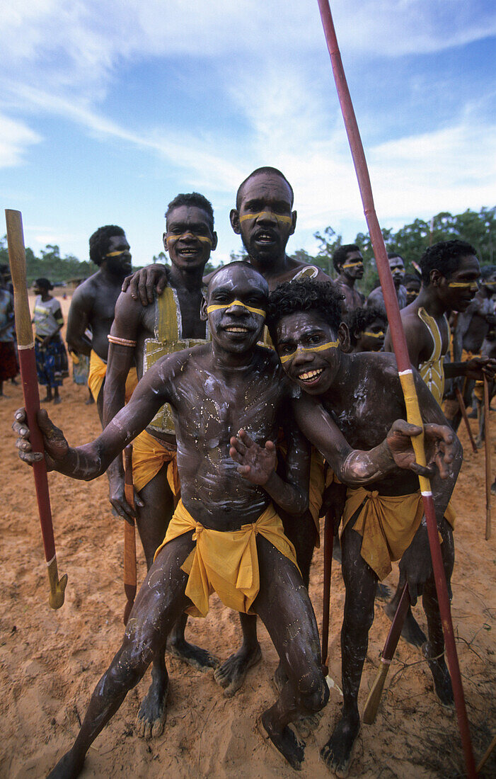 Eine Gruppe von Aboriginal Tänzern während des Garma Festivals, Australien