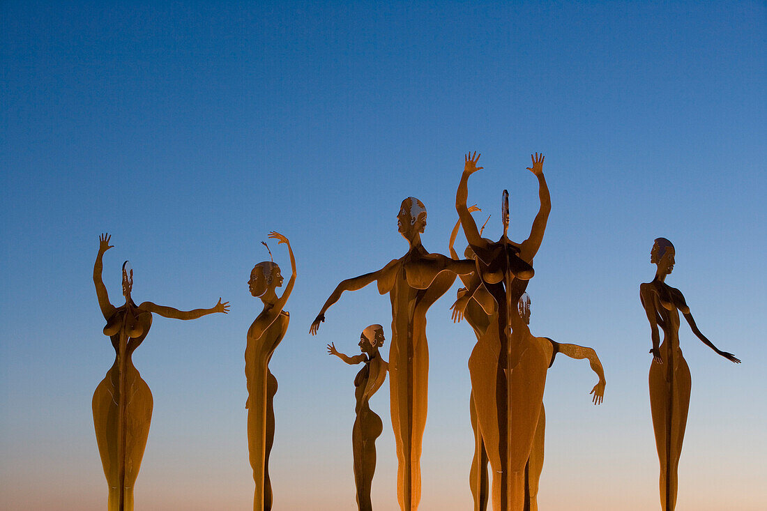 Skulpturen in der Morgendämmerung, an einem Kreisel an der Autobahn von Palma nach Manacor, nahe Montuiri, Mallorca, Balearen, Spanien, Europa