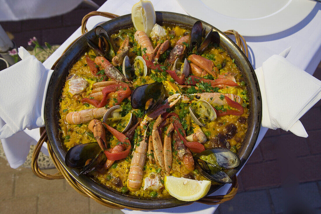 Paella mit Meeresfrüchten im Playa Restaurant, Colonia de Sant Pere, Mallorca, Balearen, Spanien, Europa