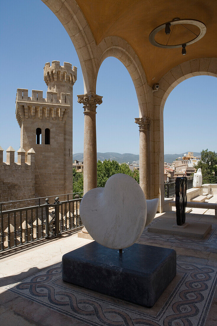 Kunstobjekte am Museum Palau March und Turm vom Almudaina Palast, Palma, Mallorca, Balearen, Spanien, Europa