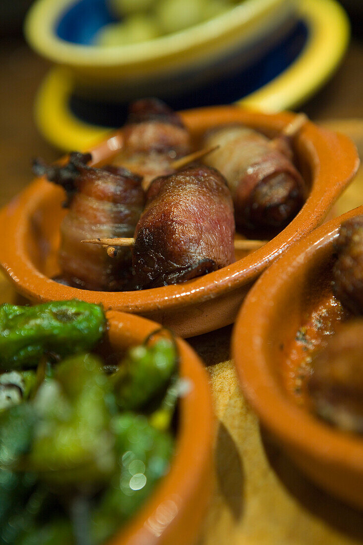 Köstliche Tapas: mit Speck umwickelte Datteln in der Bar El Cuerno in der Altstadt, Palma, Mallorca, Balearen, Spanien, Europa