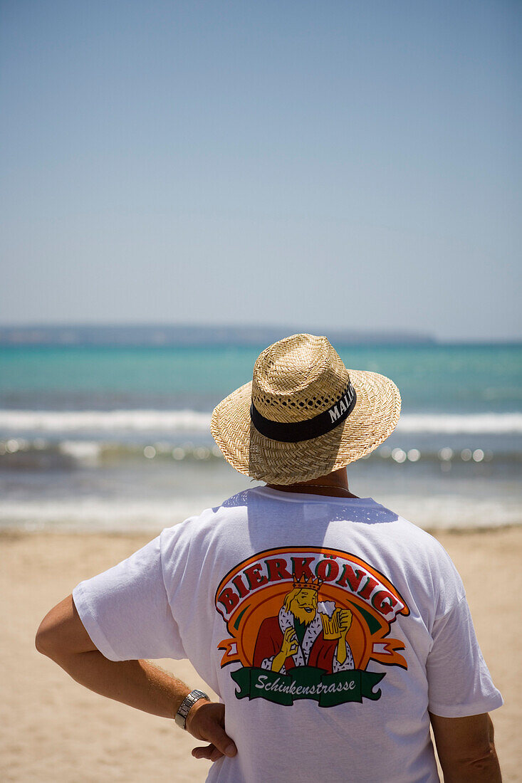 Deutscher Urlauber mit Bierkönig T-Shirt, El Arenal, Playa de Palma, Mallorca, Balearen, Spanien, Europa