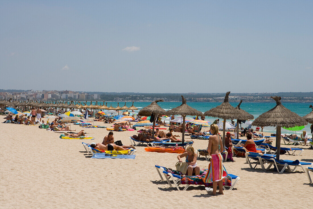 Sonnenbaden am Strand nahe Ballermann, El Arenal, Playa de Palma, Mallorca, Balearen, Spanien, Europa
