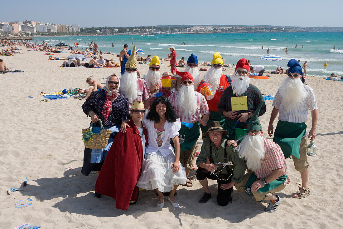 Schneewittchen und die (mehr als) sieben Zwerge, Urlauber in Partylaune nahe Ballermann, El Arenal, Playa de Palma, Mallorca, Balearen, Spanien, Europa