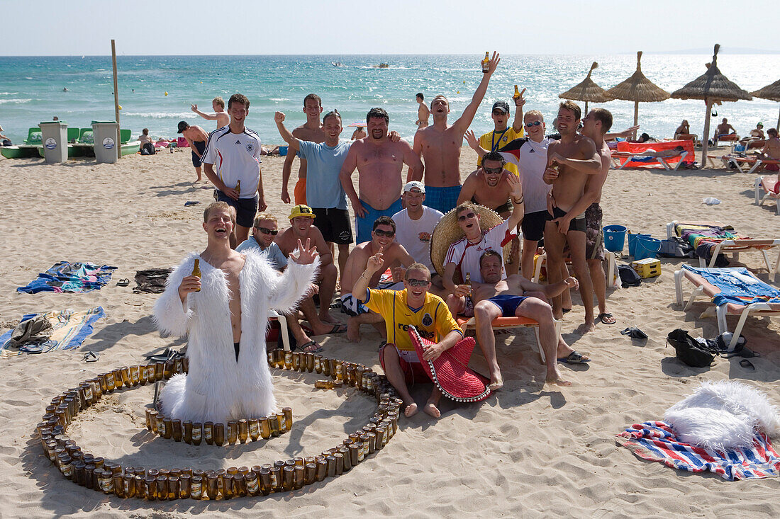 Deutsche Urlauber in Partylaune am Strand nahe Ballermann, El Arenal, Playa de Palma, Mallorca, Balearen, Spanien, Europa