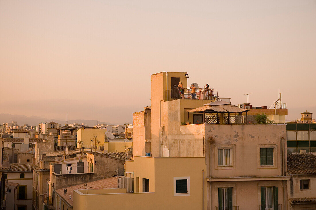Blick auf Häuser der Altstadt von der Dachterrasse des Hotel Tres, Palma, Mallorca, Balearen, Spanien, Europa
