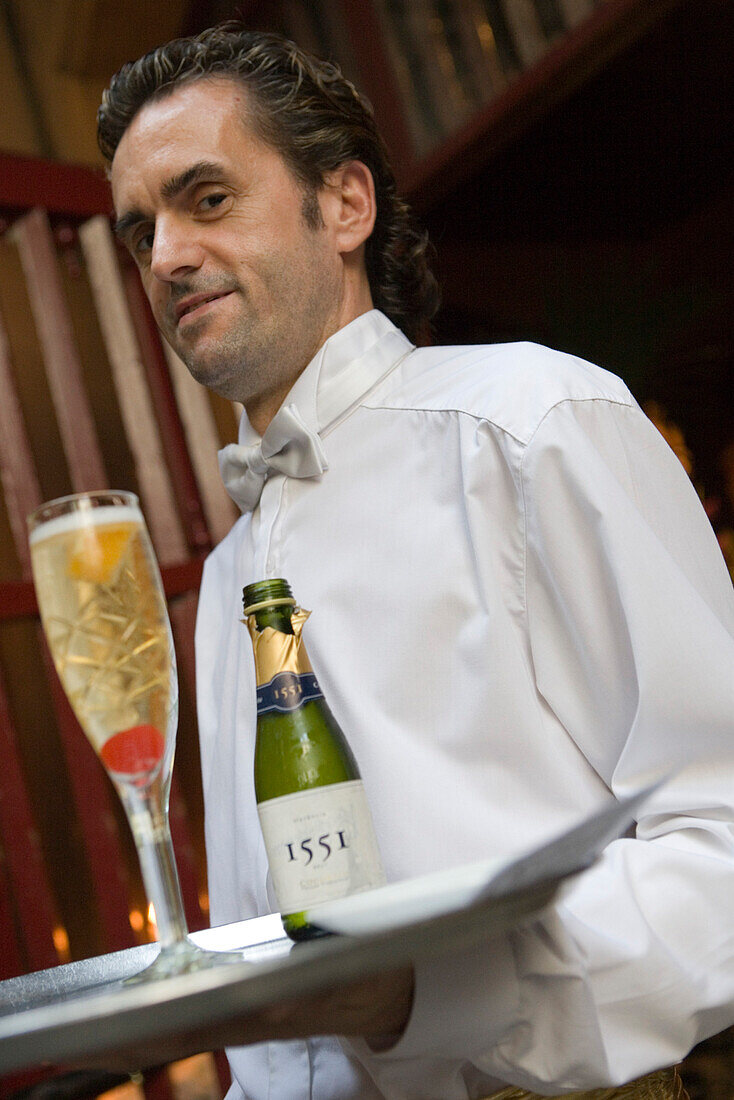 Freundlicher Kellner in der Abaco Cocktail Bar in der Altstadt, Palma, Mallorca, Balearen, Spanien, Europa