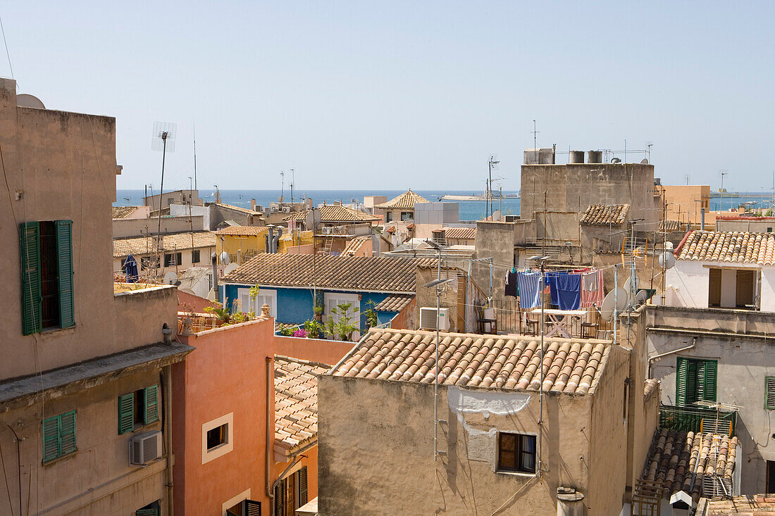 Blick auf Häuser der Altstadt von der Dachterrasse des Hotel Tres, Palma, Mallorca, Balearen, Spanien, Europa