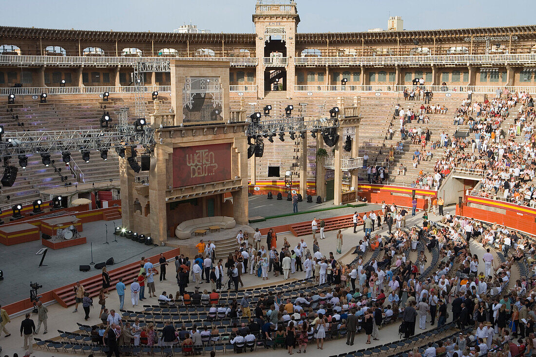 Gäste bereiten sich auf Wetten, dass... Fernsehsendung in der Stierkampfarena Plaza de Toros vor, Palma, Mallorca, Balearen, Spanien, Europa